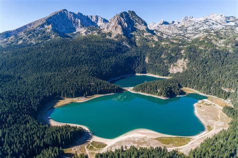 It borders bosnia and herzegovina to the north, serbia to the east, albania to the southeast. Het Durmitor Nationaal Park in Montenegro bezoeken? Alle ...