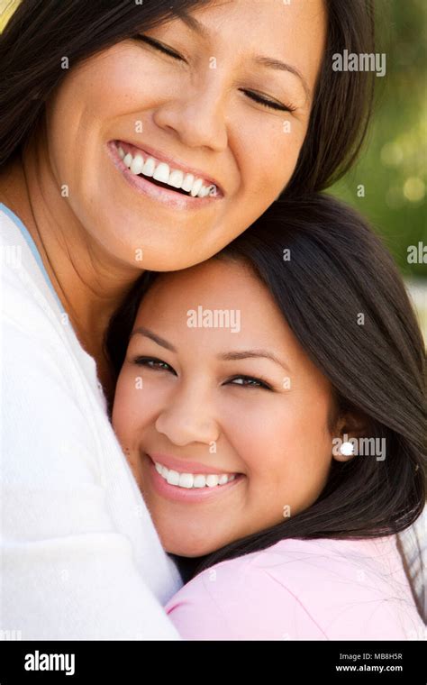 Madre E Hija De Asia Fotografía De Stock Alamy