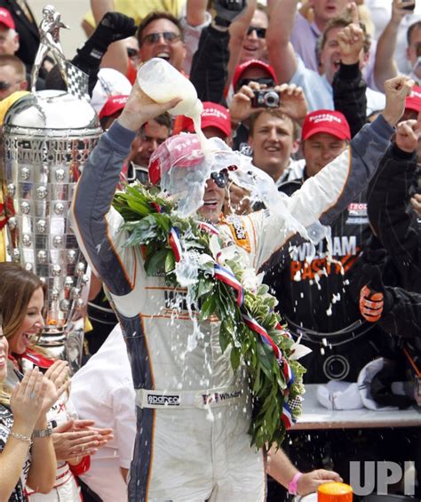 Photo Dan Wheldon Celebrates Winning Indy 500 Ind2011052934