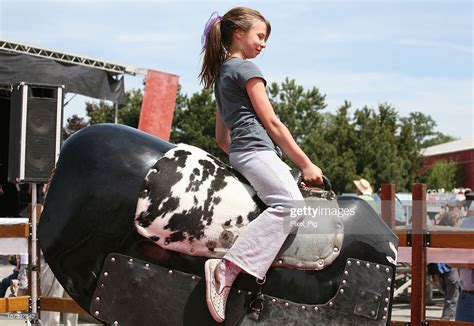 Fille Se Taureau Mécanique Au Rodeo Photo Getty Images