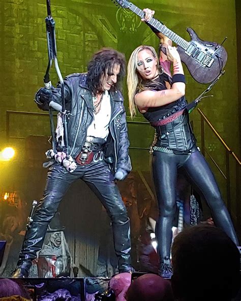 Nita Strauss Guitarrista De Alice Cooper En Hired Gun