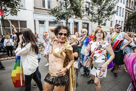 groot feest tijdens kleurrijke antwerp pride antwerpen het nieuwsblad