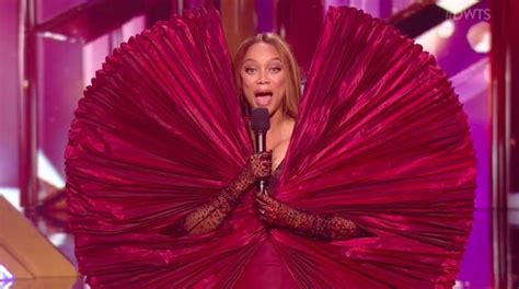 Dwts Fans Slam Host Tyra Banks Bizarre Fan Dress And Demand She Be