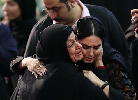 تصاویر الناز شاکردوست در آغوش مادر شهیدی که او را دخترم خطاب کرد