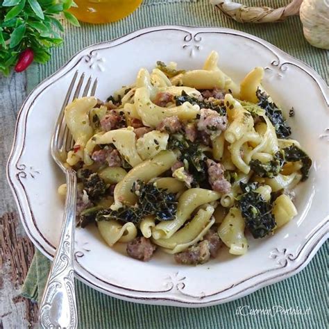 Lavate la verza, sgocciolatela e tagliatela a listerelle. Pasta con salsiccia e verza - Ricetta Il Cuore in Pentola
