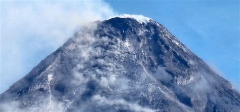 Mayon Volcano Non Explosive Eruption Generates More Lava Flows