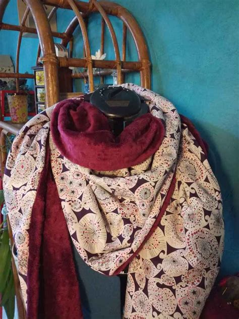 Il existe bien des façons de nouer son foulard dans ses cheveux. Foulard XXL triangle - Tuto - Le blog de des-etoiles-surlapeau