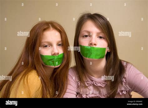 Preteen Mädchen Mit Dem Grünen Klebeband Auf Den Mund Stockfoto Bild