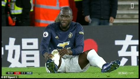 Romelu Lukaku Slips On The Ball Five Things You Missed From The Premier League Daily Mail Online