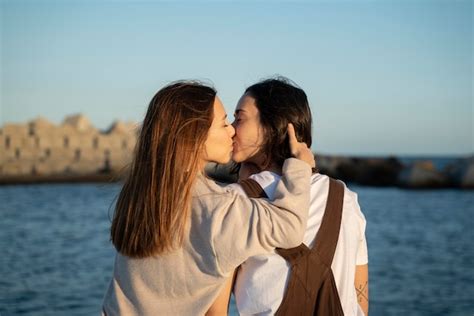 Adorable pareja de lesbianas besándose al aire libre Foto Premium