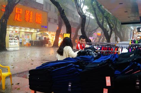 Shenzhen China Rain Clothing Rack Clothing Store Employees Handling