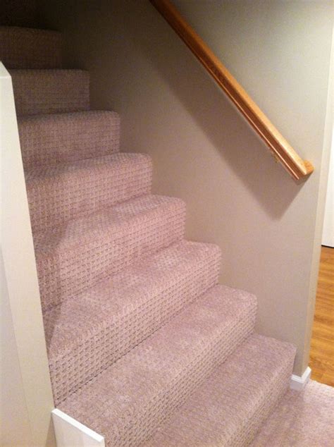 Completed Stairway With Berber Carpeting Contemporain Escalier