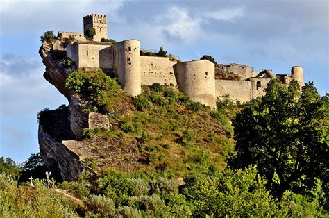 Travel El Castillo Roccascalegna es una de las fortalezas más