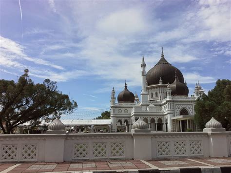 Sebelum masjid zahir dibina, tapak ini merupakan tapak bagi sebuah masjid lama. Ziarah Masjid: 5. Masjid Zahir, Alor Setar, Kedah Darul Aman.