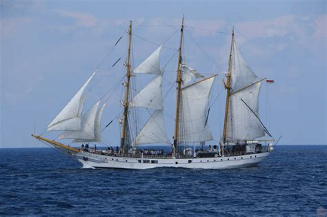 Bersama Prajurit TNI AL KRI Dewaruci, Peserta Muhibah dan Festival