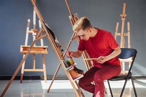 Artista Pintando Un Cuadro En Un Estudio Foto Premium