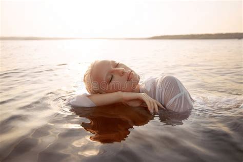 Naken Sexig Kvinna I Vatten Vid Solnedgången Vacker Blondinsk Kvinna Med Kort Vått Hår Och