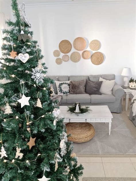 20 Lovely Minimalist Christmas Tree Ideas For A Simple Yet Elegant Holiday