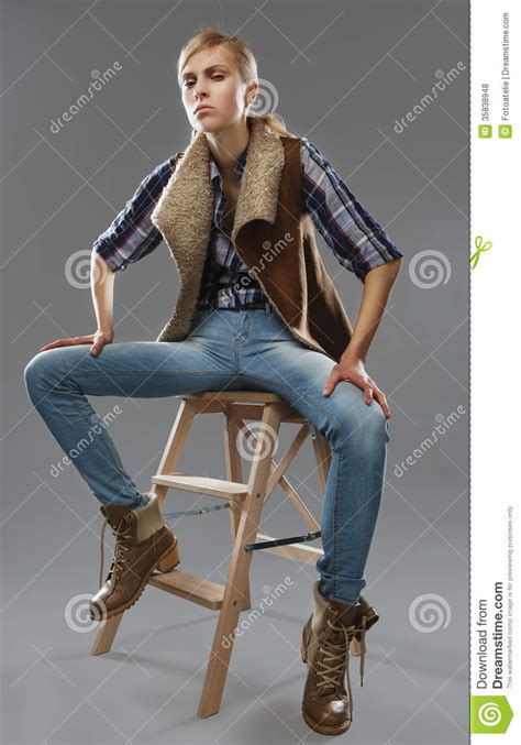 la fille androgyne s assied sur une chaise photo stock image du féminin confiant 35838948