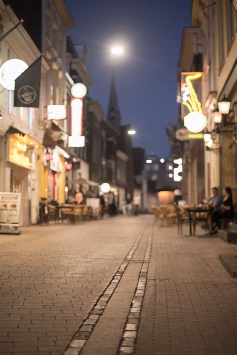 무료 이미지 보행자 카페 빛 도로 거리 골목 시티 도시 풍경 도심 바 저녁 색깔 밤의 유흥 레인