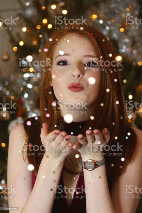 빨간 머리를 가진 아름다운 젊은 여자의 이미지 번쩍이는에 대한 스톡 사진 및 기타 이미지 번쩍이는 크리스마스 드레스