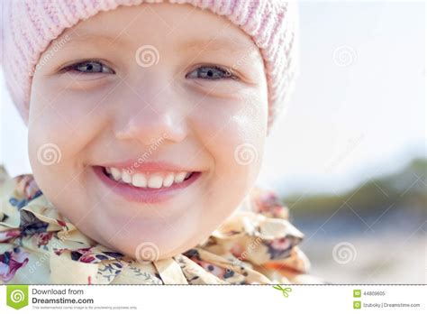Маленькая девочка улыбки ребенка счастливая Стоковое Изображение