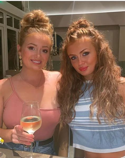 Maisies Smith Poses With Sister Scarlett In Snap And Fans Cant