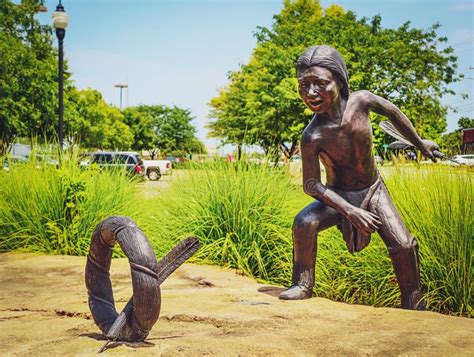 Tulsa Ok Usa Estatua De Bronce De Un Ni O Norteamericano Nativo Jugando