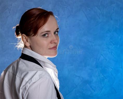 Piękny Zmysłowy Bizneswoman W Mężczyzna ` S Krawacie Na Błękitnym Tle I Koszula Zdjęcie Stock