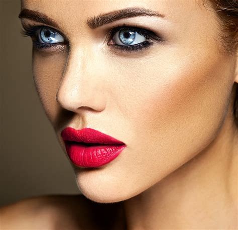 Sensual Glamour Retrato De Mujer Hermosa Modelo Dama Con Maquillaje Diario Fresco Con Color Rojo