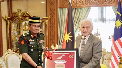 Tun Taib Terima Kunjungan Panglima Medan Timur Tentera Darat Utusan