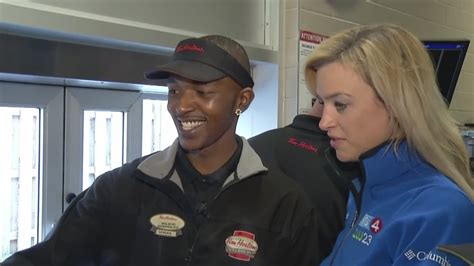 Drive Thru Worker Greets 600 Customers A Day Youtube