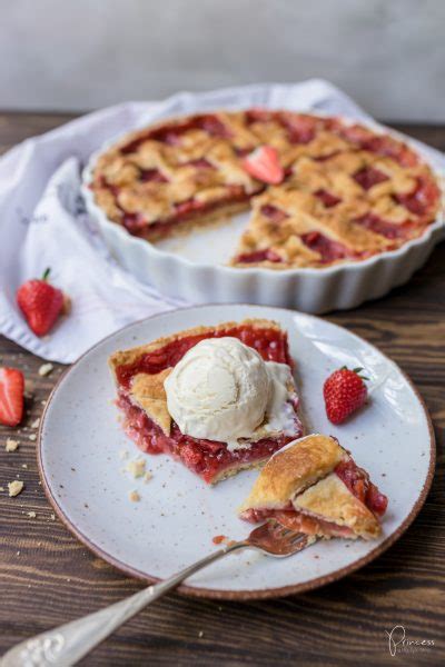 Rhabarber ist sicherlich ein gemüse der besonderen art, denn eigentlich wird er ja ganz typisch wie obst zubereitet. Erdbeer Rhabarber Pie Rezept | Food Blog Princess.ch
