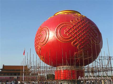 Giant Lantern Adorns Tiananmen Squarechinacn