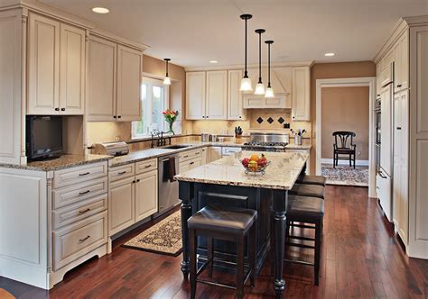 Check spelling or type a new query. Love the creamy white kitchen cabinets and contrasting ...