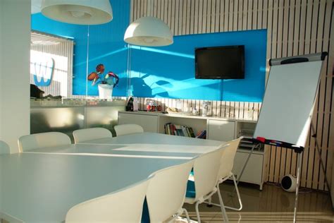 Salah satu hal yang seringkali membuat leher sakit adalah posisi komputer yang lebih rendah dari posisi mata ketika anda duduk. Tips Menata Ruang Kantor Bagi Bisnis Kecil - Glints Blog