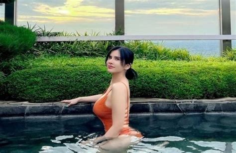 Maria Vania Berbikini Oranye Di Kolam Renang Netizen Hot Terus