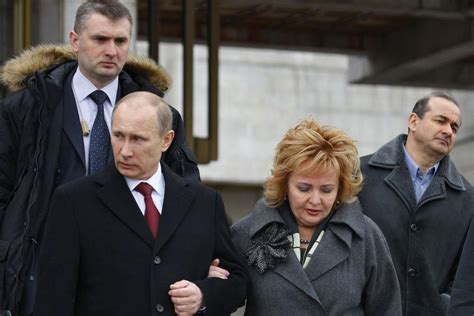 У нашего узурпатора, в присутствии тогда ещё двух витьков полушуточно обсуждался даже вопрос о взятии московского. Развод Путина с женой и Алина Кабаева | Рулента