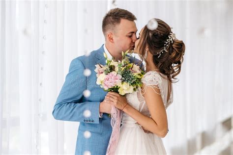 Bei E Giovani Sposa E Sposo Nella Stanza Del Boudoir Fotografia Stock