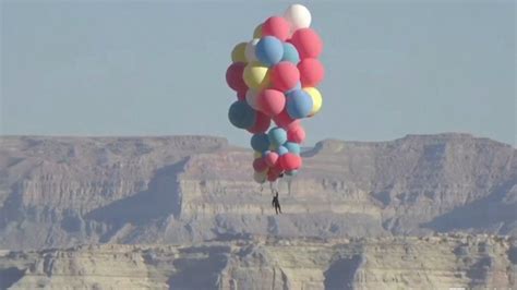 David Blaine przeleciał nad pustynią w Arizonie trzymając balony z