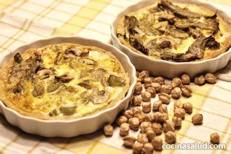 Prepara las alcachofas como ya hemos comentado, retirando las hojas externas y la pelusilla si la hubiera, y córtalas por la mitad. Receta de Quiche de champiñones y alcachofas | Quiche de ...