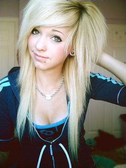 Despite all the modern color trends, blonde with black underneath is supposed to be the most common. Emo Scene Hair Style for Girls | Styles Weekly