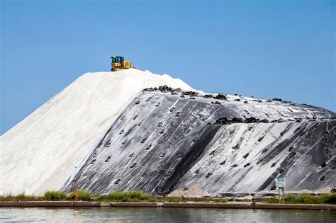 Black mountain is actually quite large, but underappreciated for its status as the highest mountain black mountain is on the border between kentucky and virginia. This is what all those salt mountains in Toronto are for