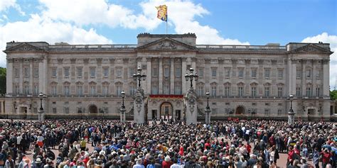 Buckingham palace, the official residence of the british sovereign since queen victoria and her brood took up residence in 1837, has had a rather checkered career as a royal residence. Un homme arrêté après avoir escaladé les grilles de ...