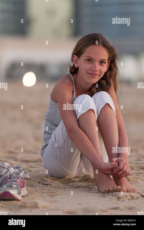 Preteen Mädchen Sitzen Am Strand Mit Barfuss Umarmt Knie Stockfoto Bild 60248080 Alamy