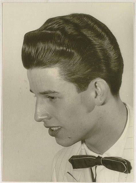 The 1960s and the 1970s were the golden years of voluminous and feminine hairstyles as well as the best times for those rebellious, hippie, and wild styles that seem to be making a return nowadays. Pin på Vintage Hairstyles - Gents