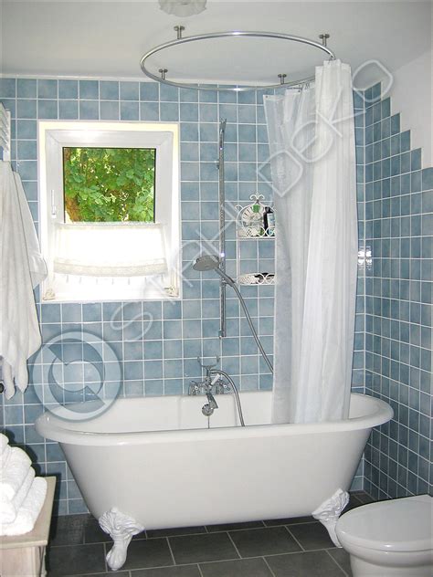 Mit einer runden und gebogenen duschvorhangstange können bäder mit duschvorhängen sehr attraktiv gestaltet werden. Badewanne Vorhangstange