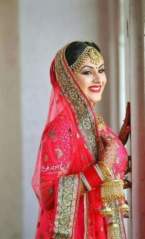 How To Pose For Indian Bridal Photo Shoot Smile Indian Bride Poses Indian Wedding Photography