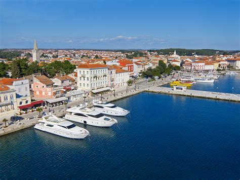 Och inte förgäves, för den lokala kusten är helt enkelt begravd i grönska. Set Your Sailing Craft to Porec | Croatia Times