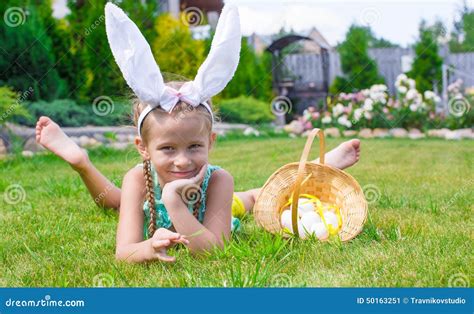 可爱小女孩佩带的兔宝宝耳朵举行 库存图片 图片 包括有 结算 藏品 少许 兔宝宝 复活节 绿色 50163251